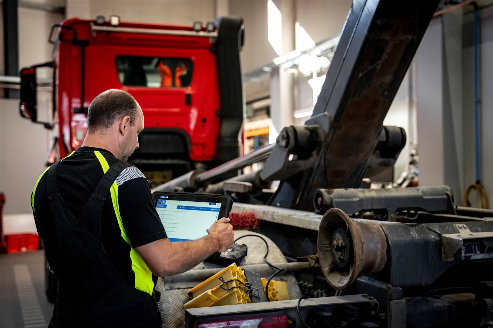 Diagnose am Nutzfahrzeug mit Ladekran in der Werkstatt