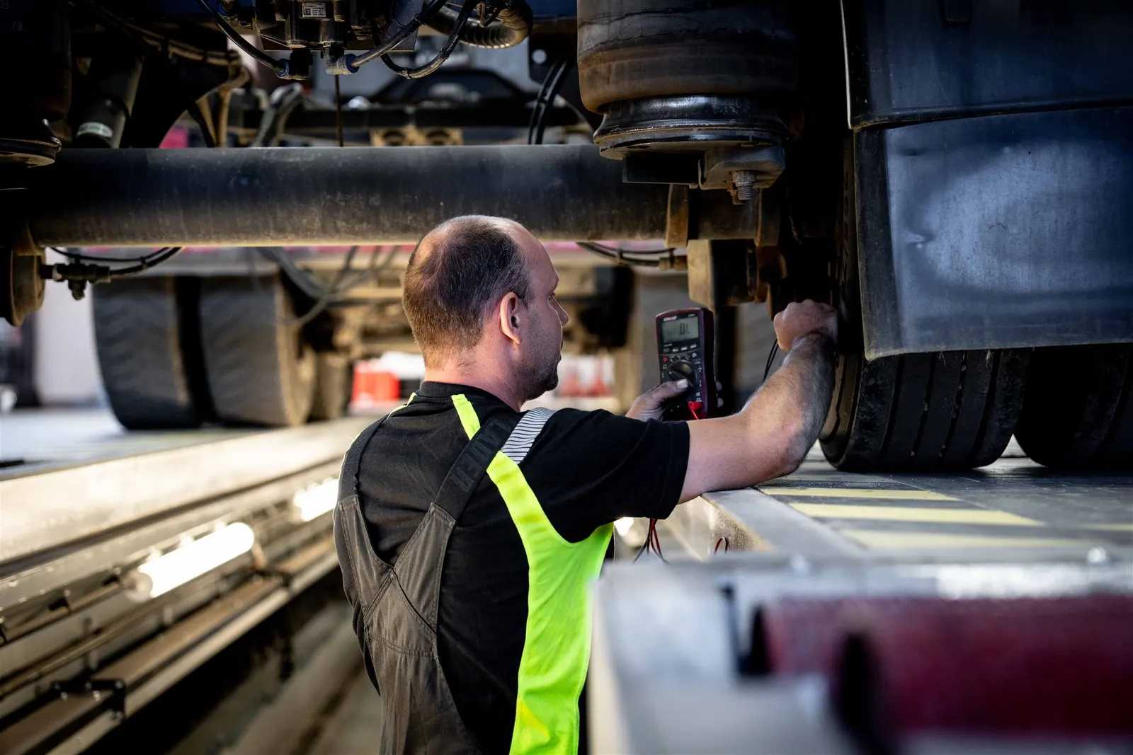 Diagnose und Prüfung am Fahrwerk über der Grube