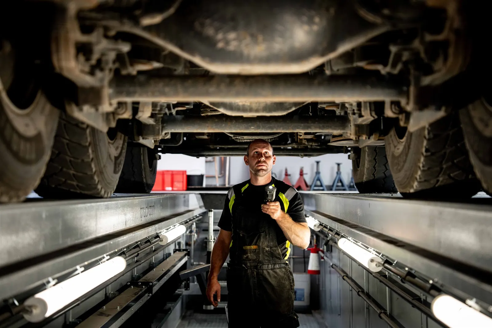 Arbeit in der Montagegrube unter einem Nutzfahrzeug