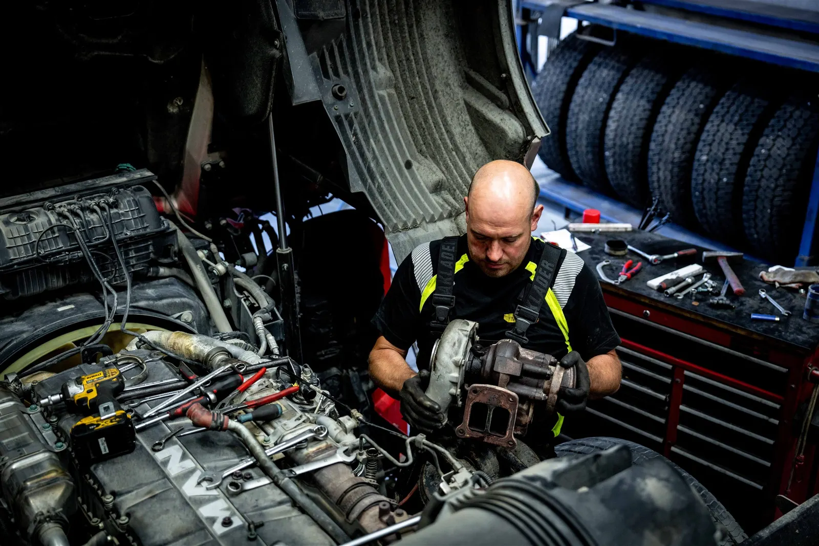Motorreparatur an einem LKW – Turbowechsel