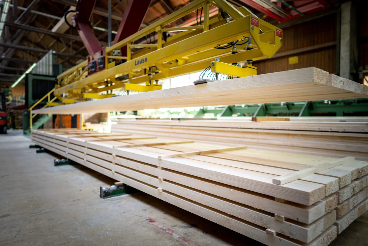 Palonnier à vide avec bois scié en production